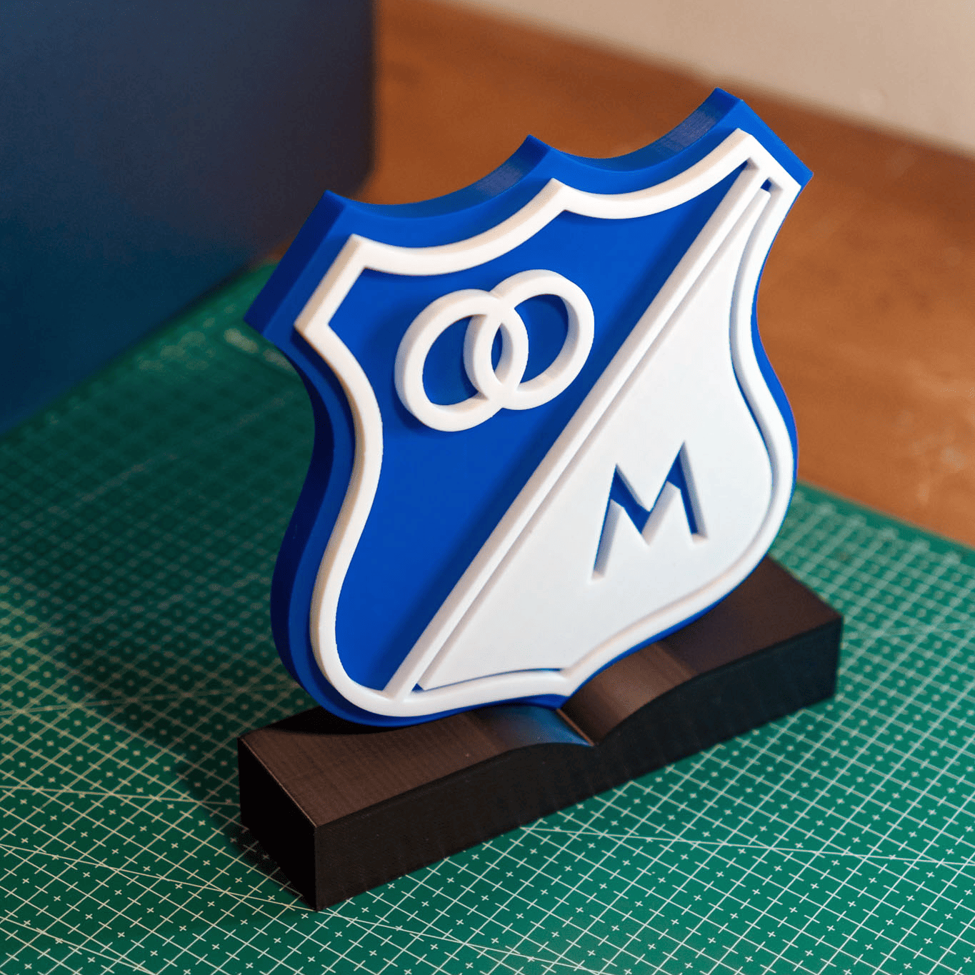 Escudo Millonarios FC 3D con Base view 1
