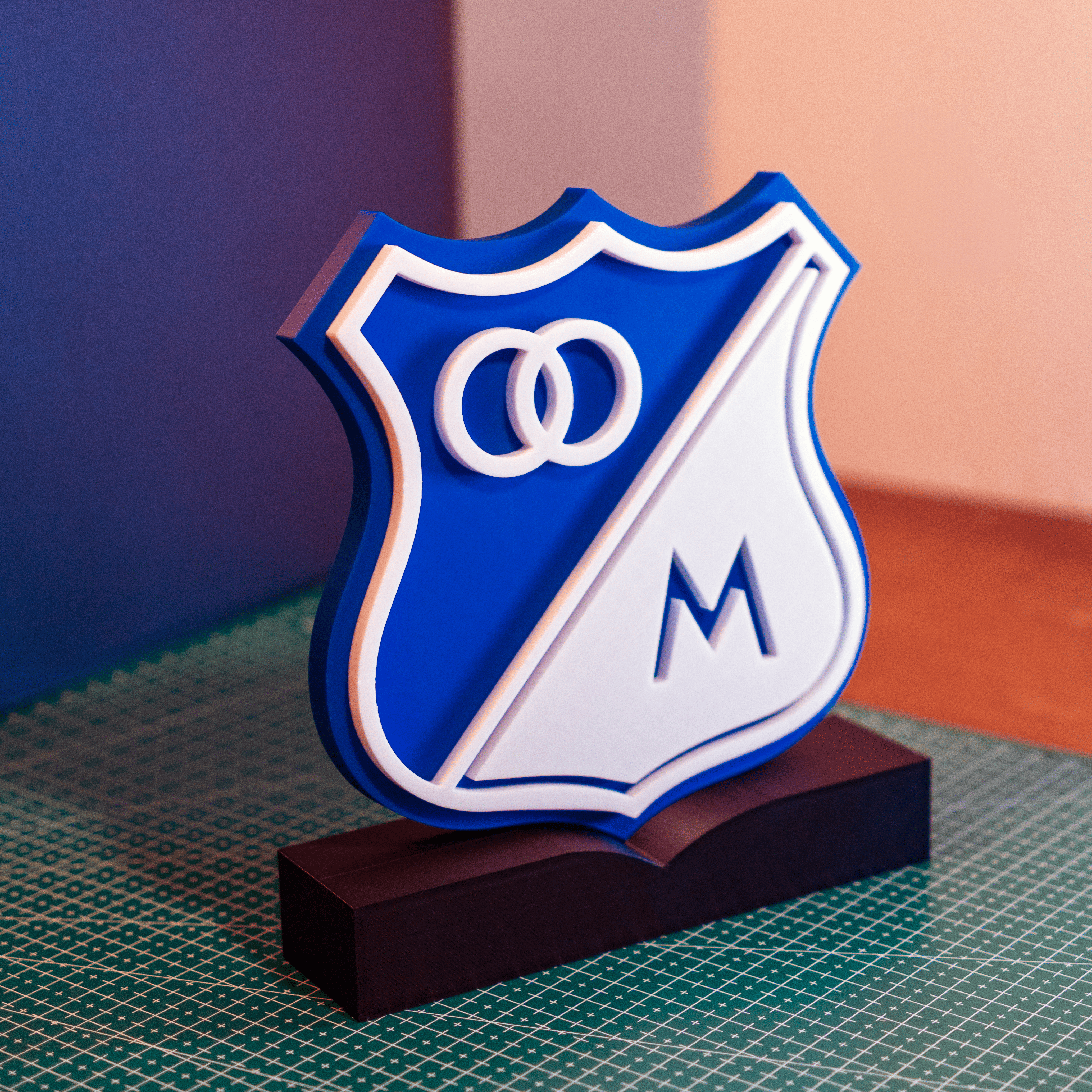 Escudo Millonarios FC 3D con Base view 2